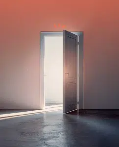 Estamos en una habitación sombría y frente a nosotros nos encontramos una puerta entreabierta. Esa puerta da una estancia muy iluminada y esta luz se cuela a nuestra estancia por el hueco que deja abierta la puerta. Esto es una metáfora de lo liberador que puede ser una relación abierta, ya que para algunas personas una relación monogámica puede significar duró, un lugar oscuro y cerrado.