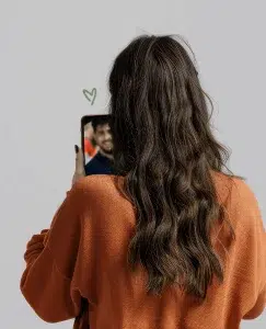 Una mujer de espaldas hablando con su nueva pareja por videollamada, feliz porque ha encontrado novio