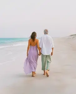Una pareja caminando de la mano en la playa que nos demuestran como tener una relación sana y duradera