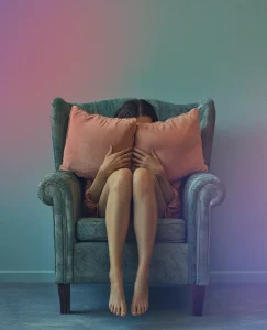 En la imagen se puede observar que aparece una persona con la cara tapada debido a que tiene Distimia