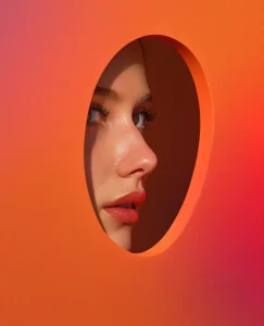 aparece una chica mirando a través de un agujero porque es introvertida y le da miedo ser tan sociable