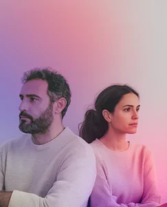 aparece una pareja con los brazos cruzados mirando hacia lados diferentes por la indiferencia en pareja