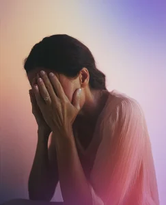 Aparece una mujer casada con las manos en la cara, síntoma de que no es feliz