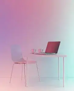 aparece una silla con un escritorio y dos tazas que hacen referencia a cuando no eres prioridad en una relación
