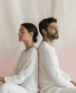 aparece una pareja de espaldas relaja que es sinónimo de resiliencia emocional.