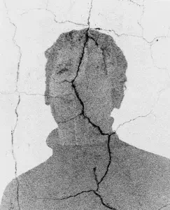 En esta imagen vemos la sombra de un hombre, sola proyectada sobre un asfalto dañado, roto. Esto provoca que en medio de la sombra de este hombre haya una grieta, que lo parte en dos. Esto es una metáfora de cómo superar una ruptura estando solo, ya que la sombra está rota y sola.