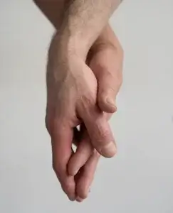 Imagen que nos habla de encontrar el amor, en ella podemos ver dos manos de dos personas diferentes entrelazadas y agarrándose sobre un fondo blanco.