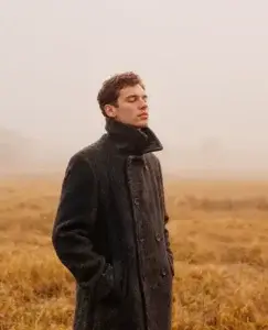 Hombre solo en medio de un campo silencioso y misterioso, con una niebla que no nos deja ver mucho más allá. Esta imagen trata de ser una metáfora de cómo los hombres se enamoran en la ausencia, como este campo, que está ausente de compañía.
