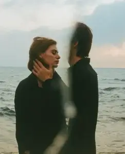 Imagen que representa el porque te remplazan rápido al terminar una relación, ya que en ella podemos ver una chica, en la orilla del mar con los ojos cerrados y de forma espectral, vemos un chico que le agarra cálidamente del cuello. Parece como si la chica estuviera sola, pero en su mente aún recuerda el hombre que la abandonó recientemente.