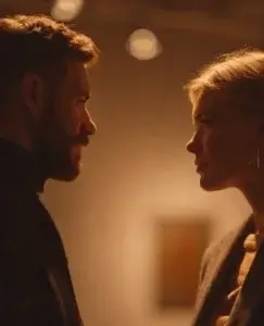 Dos personas mirándose de frente con expresiones firmes en un ambiente de luz cálida, una imagen que simboliza cómo poner límites a personas abusivas, mostrando la importancia de la comunicación directa, la postura segura y el respeto por uno mismo en situaciones de tensión emocional.