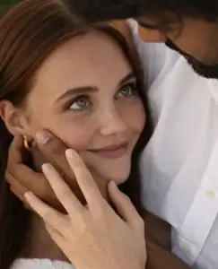 Primer plano de una pareja en gesto íntimo y cercano, con miradas cómplices y contacto suave, una imagen que representa 11 señales innegables de química entre dos personas y la atracción emocional evidente.