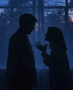 Siluetas de una pareja enfrentada discutiendo frente a una ventana al anochecer, una imagen que representa las discusiones de pareja, la tensión emocional y la dificultad para comunicarse sin conflicto.