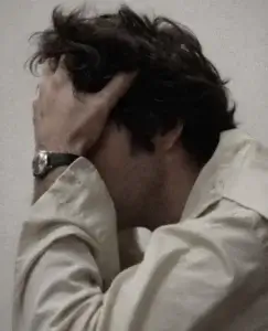 Un hombre se lleva la mano a la cabeza con gesto pensativo y algo tenso, reflejando la mezcla de dudas, silencio y reflexión que puede surgir al preguntarse qué piensa un hombre cuando le aplicas el contacto cero.