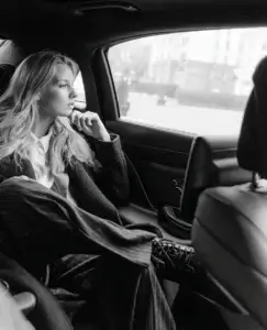Mujer pensativa sentada en el asiento trasero de un coche mirando por la ventana, como si reflexionara sobre el reencuentro con mi ex.